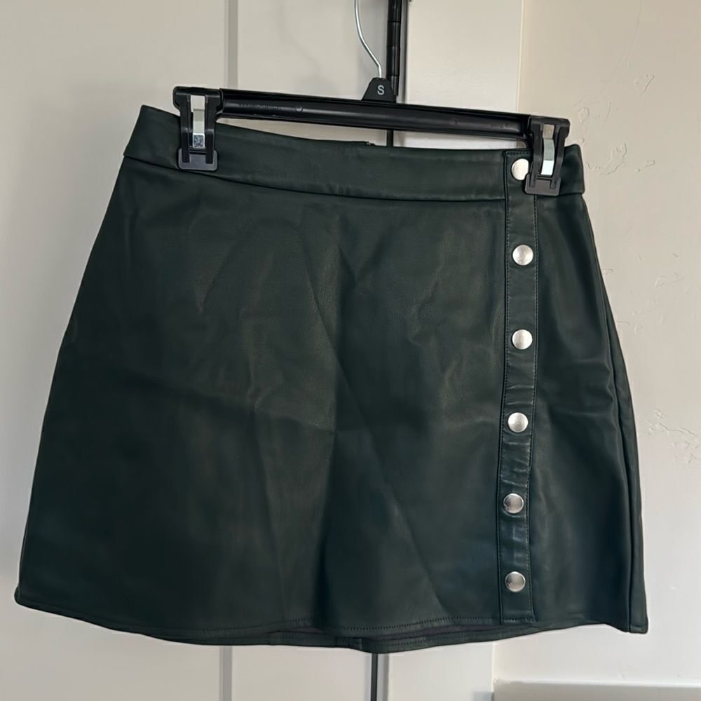 Bar lll Women’s Size 4 Green Faux Vegan Leather Mini Skirt Silver-Tone Rivets